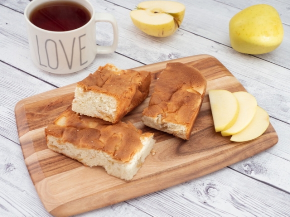 Шарлотка с яблоком