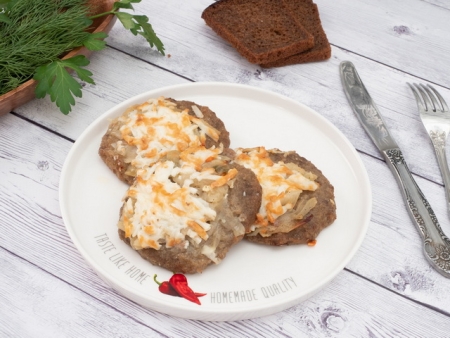 Бифштекс из говядины с овощами и сыром