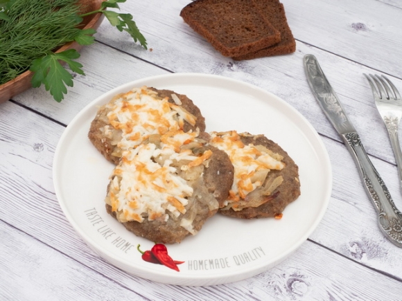 Бифштекс из говядины с овощами и сыром