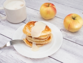 Оладьи с яблоком со сгущенным молоком   
