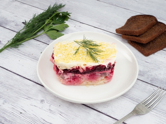 Салат Селедочка под сырной шубкой