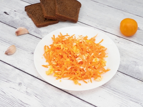 Салат с морковью яйцом и сыром