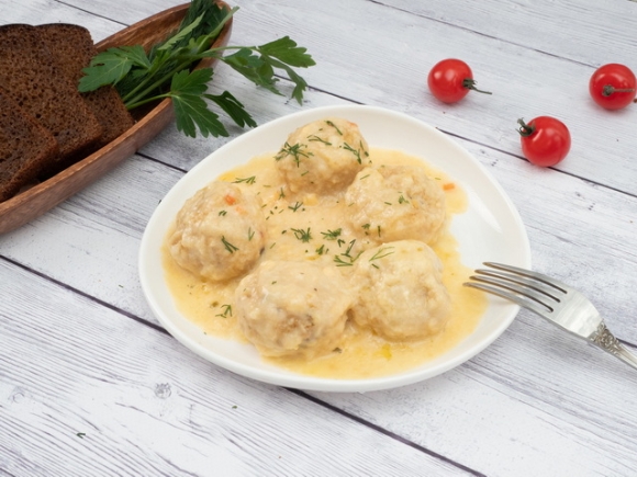 Фрикадельки куриные в сырном соусе