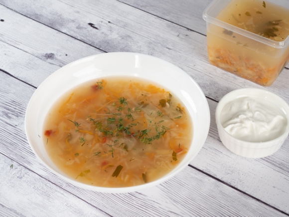 Щи из свежей капусты со сметаной