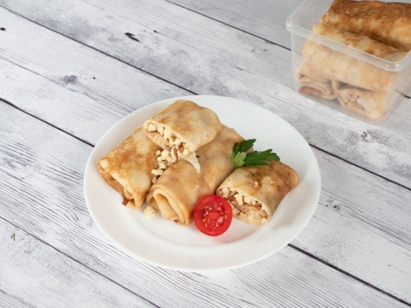 Блинчики с курой, рисом и луком