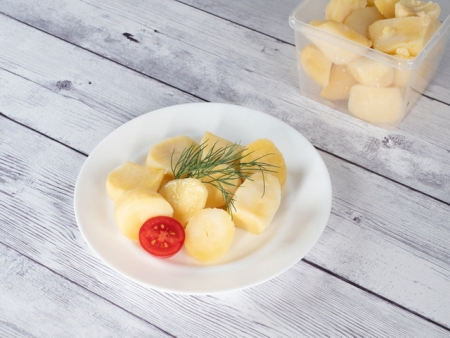 Картофель отварной с маслом и зеленью Картофель отварной с маслом и зеленью