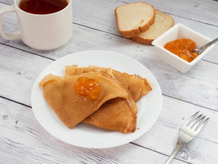 Блинчики с персиковым вареньем Блинчики с персиковым вареньем
