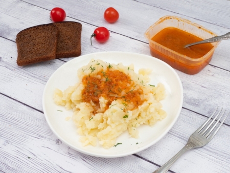 Пюре картофельное с овощным соусом Пюре картофельное с овощным соусом