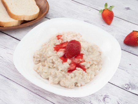 Каша молочная злаковая с клубничным топингом