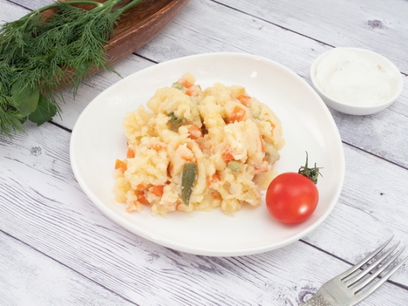 Пюре картофельное с овощами и соусом