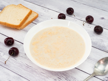 Каша молочная пшенная с вишневым топингом Каша молочная пшенная с вишневым топингом