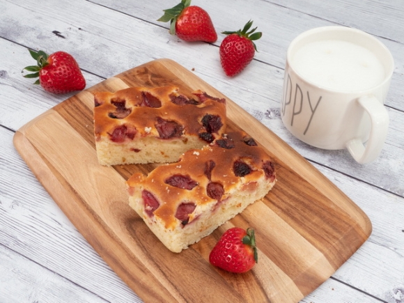 Манник с клубникой