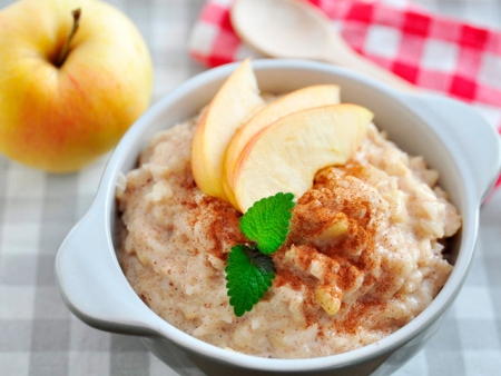 Молочная кукурузная каша с яблоком и корицей