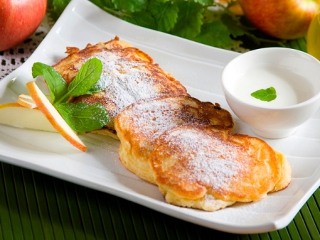 Оладьи с яблоком и сметаной Оладьи с яблоком и сметаной