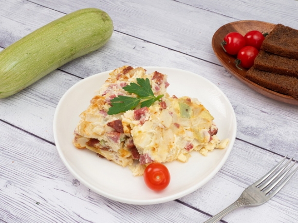 Омлет с кабачками и колбасой 