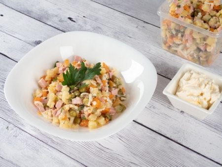 Салат Оливье с копченой колбасой Салат Оливье с копченой колбасой